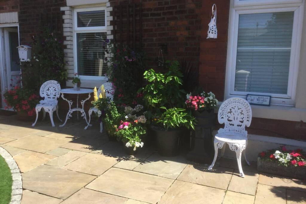 Leafy Lytham Central Lovely Ground Floor 1 Bedroom Apartment With Private Garden In Lytham Dog Friendly Lytham St Annes Eksteriør billede
